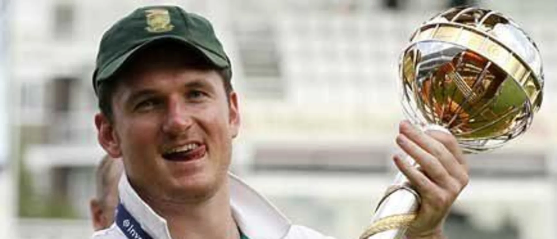 Logo of 41117 Graeme Smith with the Reliance ICC Test Championship mace
