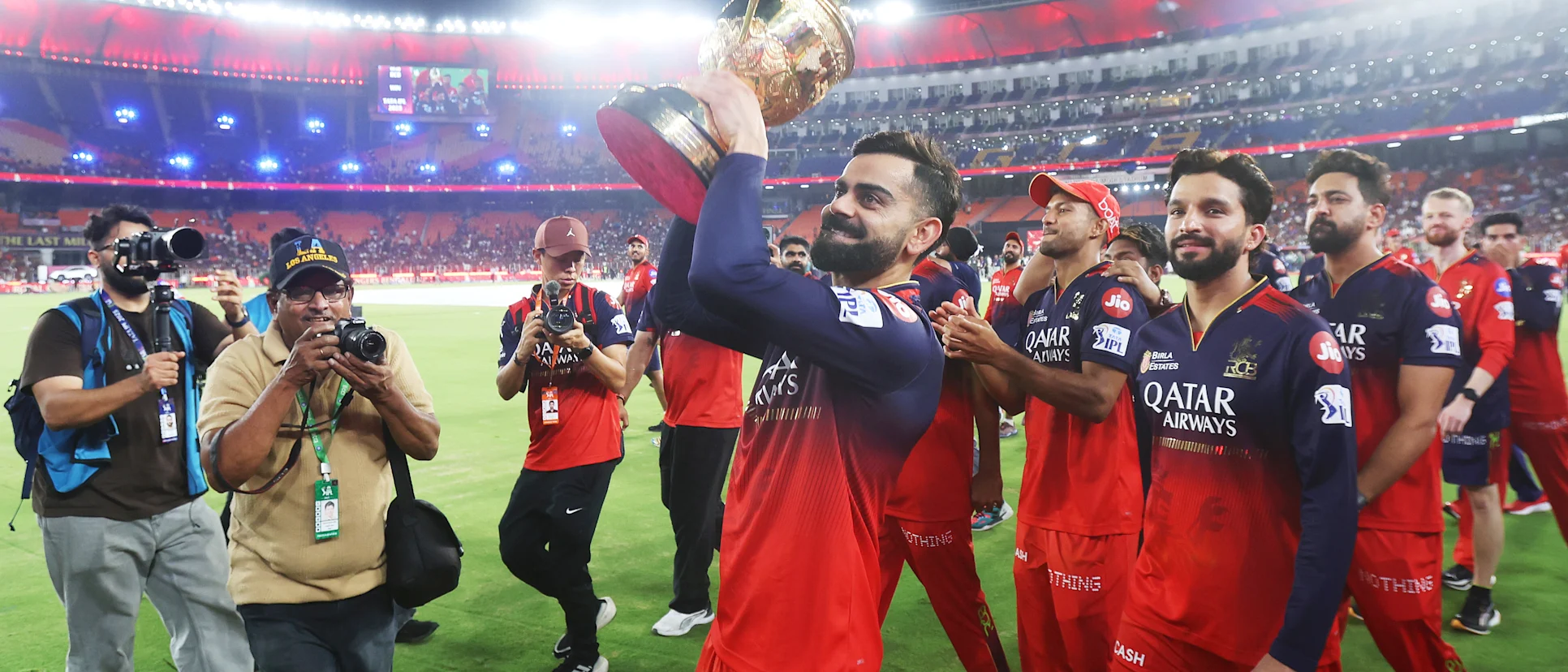Logo of Virat Kohli finally lifts the IPL trophy /// Pankaj Nangia/Getty Images