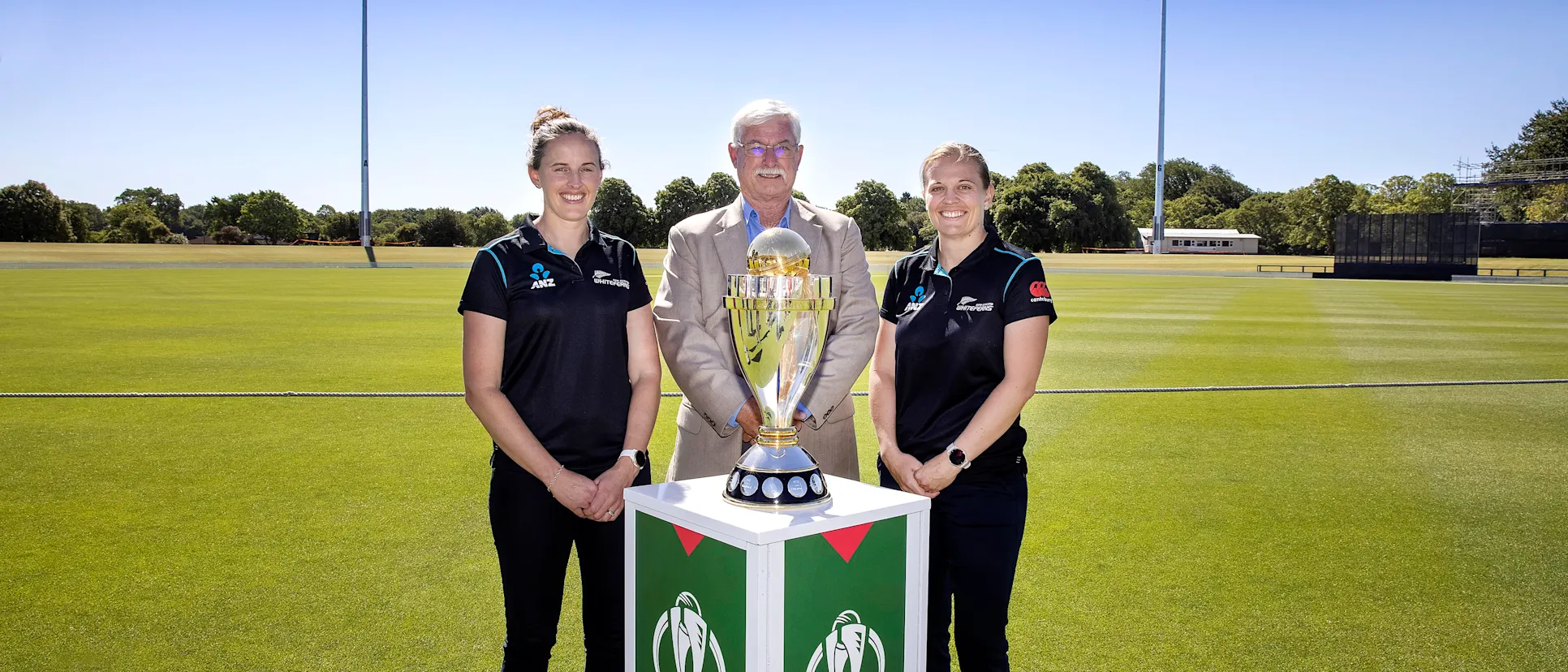 Logo of Amy Satterthwaite, Richard Hadlee and Lea Tahuhu pose alongside the ICC Women's World Cup 2022 Trophy at Hagley Oval