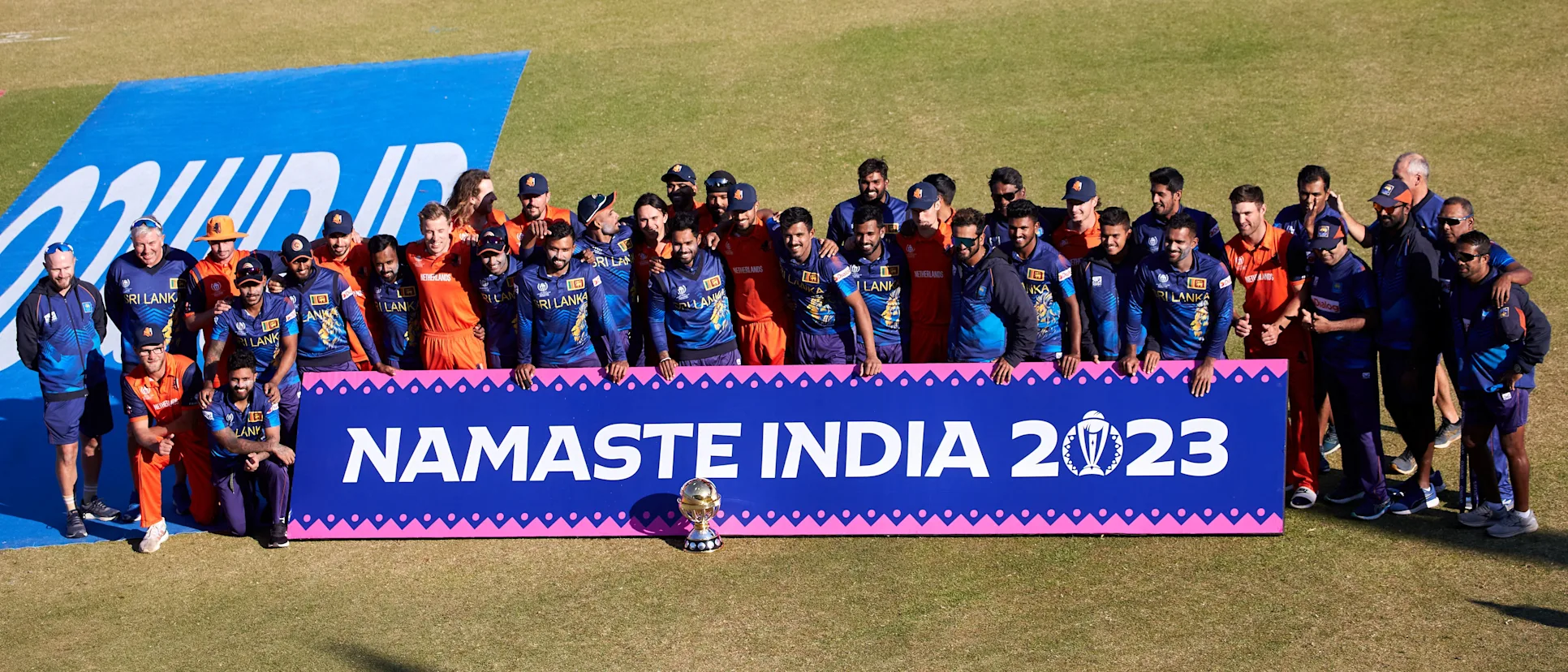Players of Sri Lanka and Netherlands pose for a photo with the ICC Men´s Cricket World Cup Qualifier Trophy.