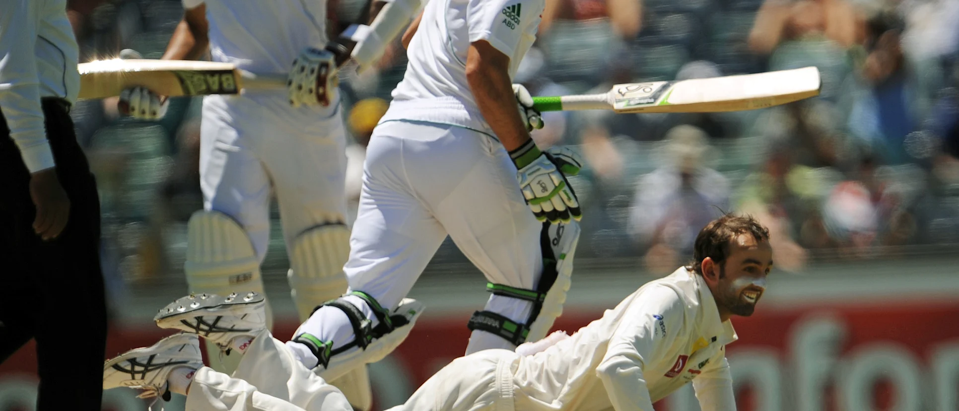 Logo of Lyon watches on as De Villiers works his magic against Australia in Perth, 2012