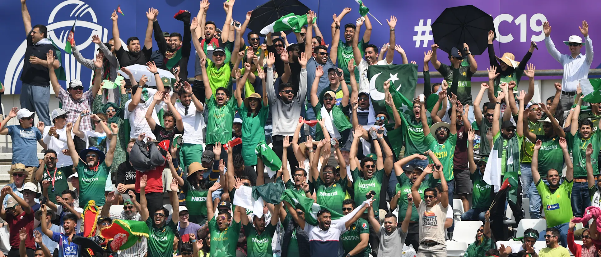 Logo of Pakistan fans cheer at Headingley