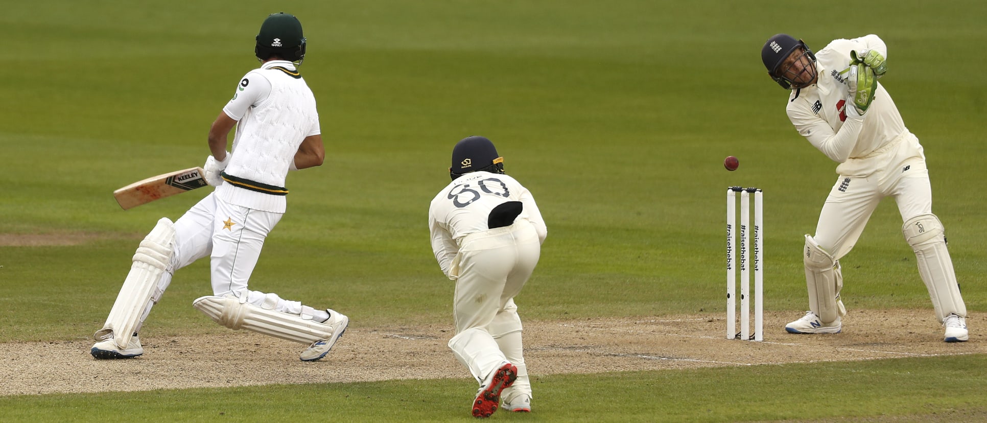 Jos Buttler shelves a stumping chance