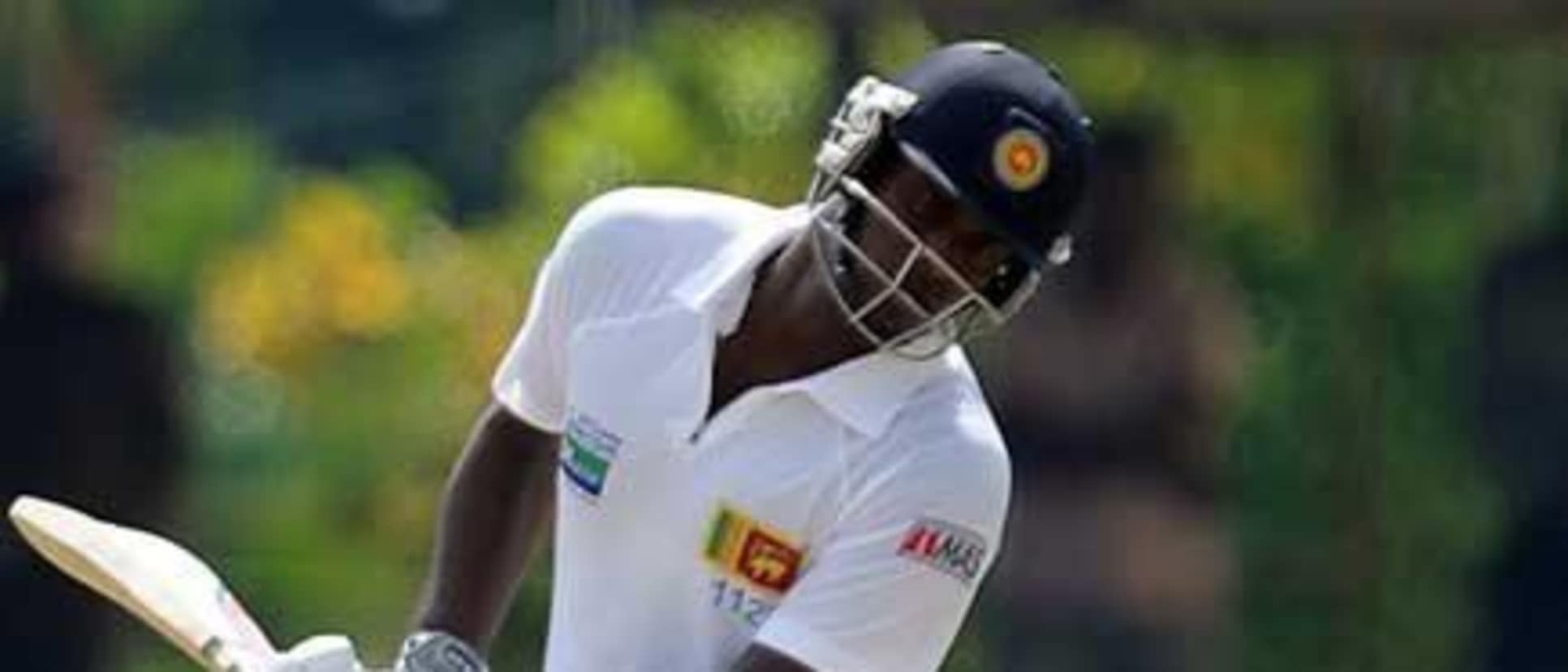 40395 Angelo Mathews avoids a bouncer