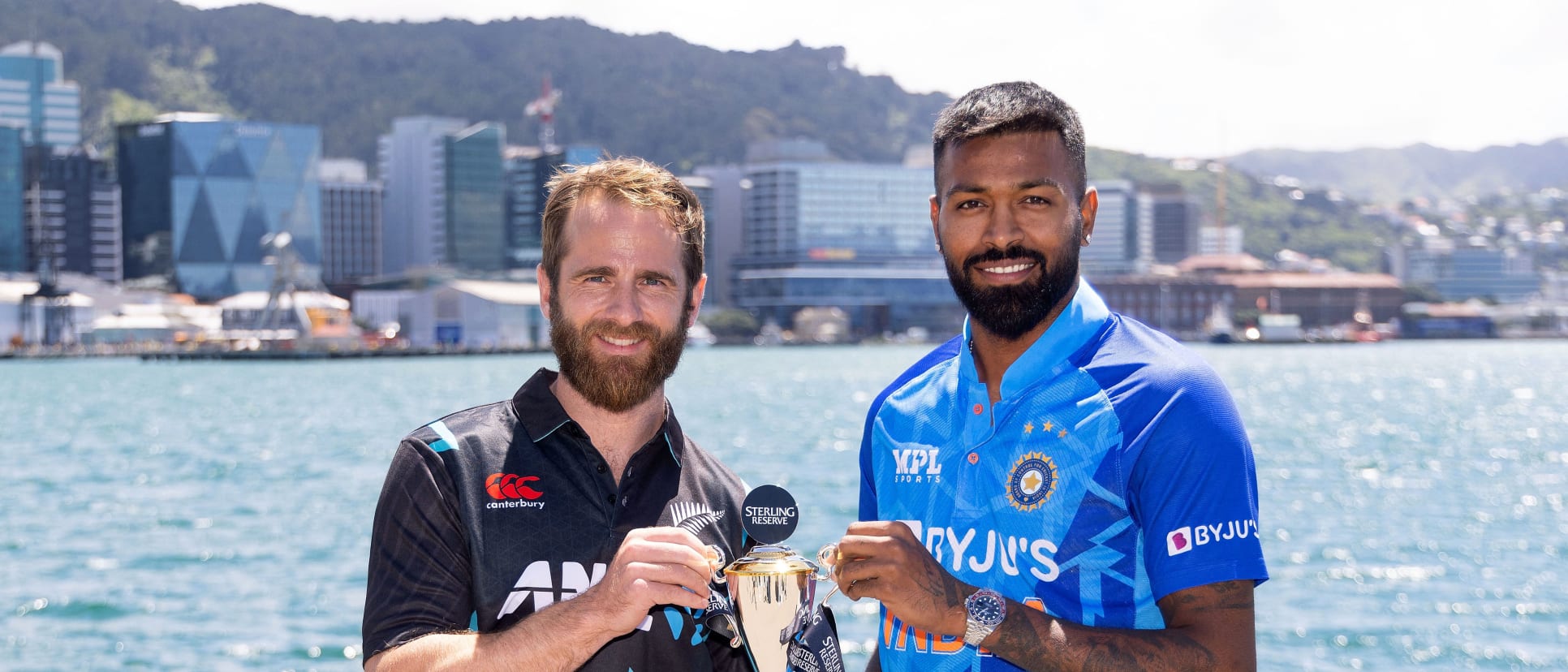 NZ and IND T20I captains pose with the trophy