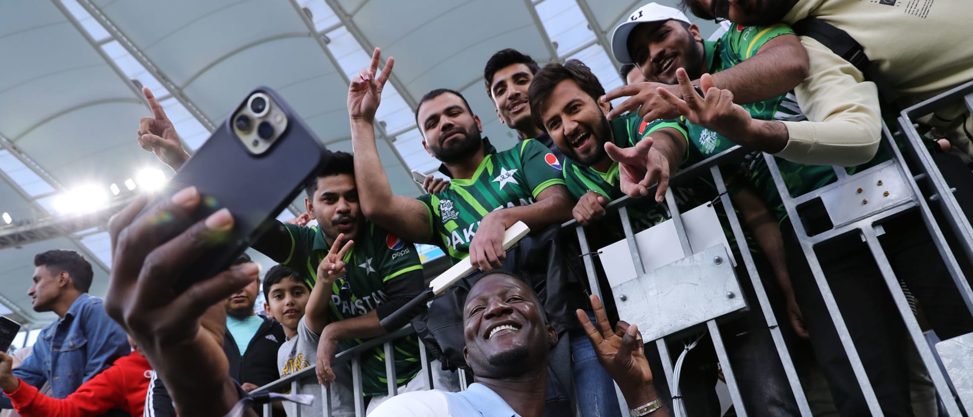 Daren Sammy takes a selfie with Pakistan fans in Perth