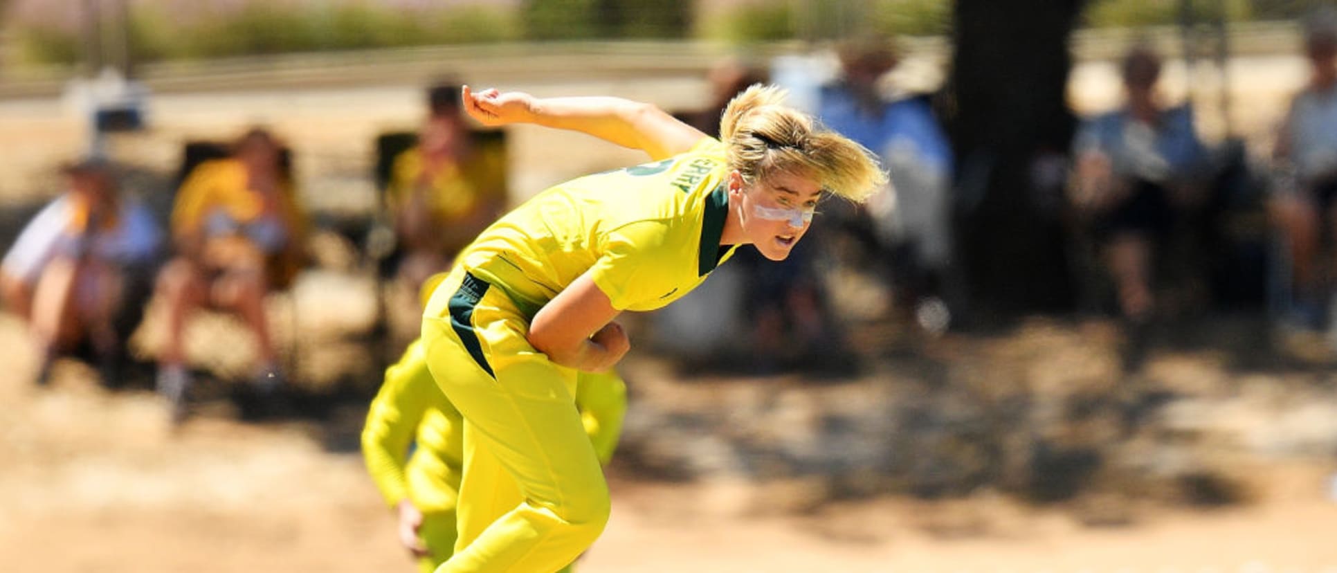 Ellyse Perry bowling