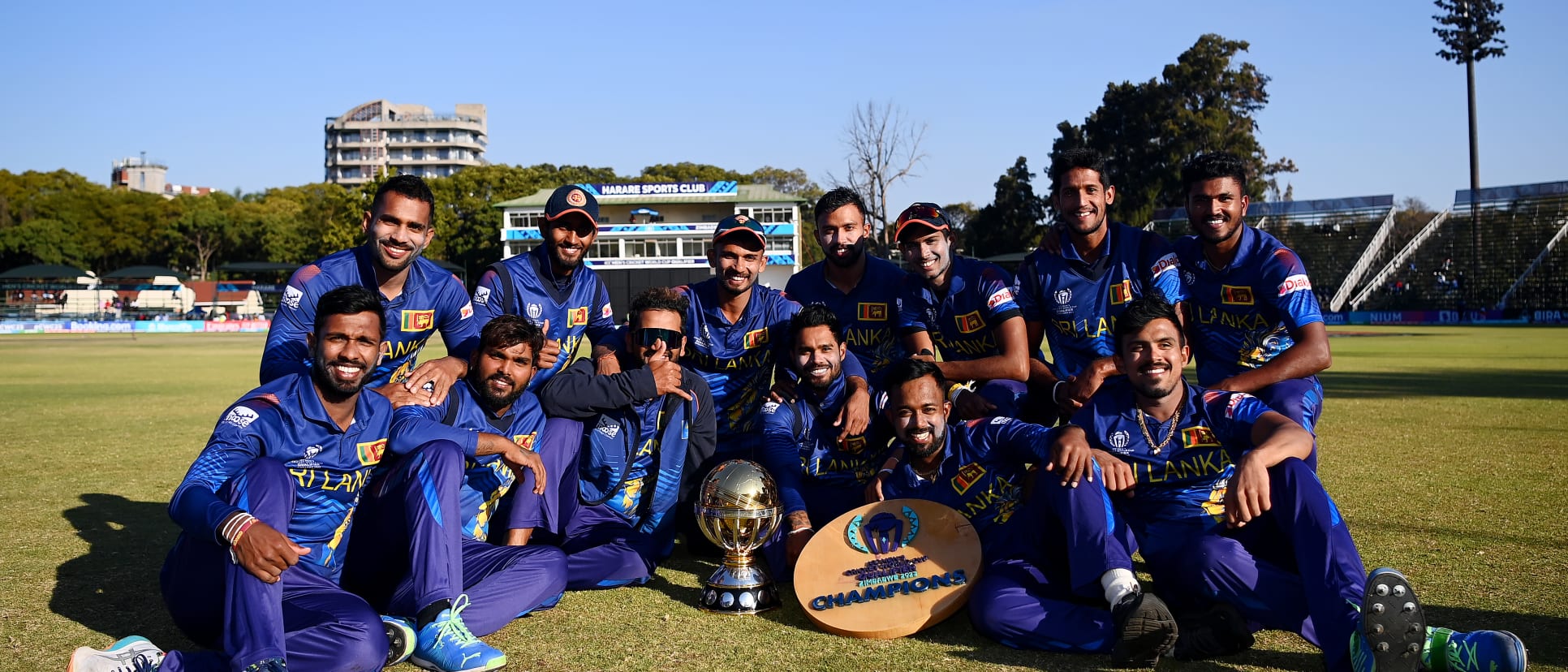 Players of Sri Lanka pose for a photo with the ICC Men´s Cricket World Cup Qualifier Trophy