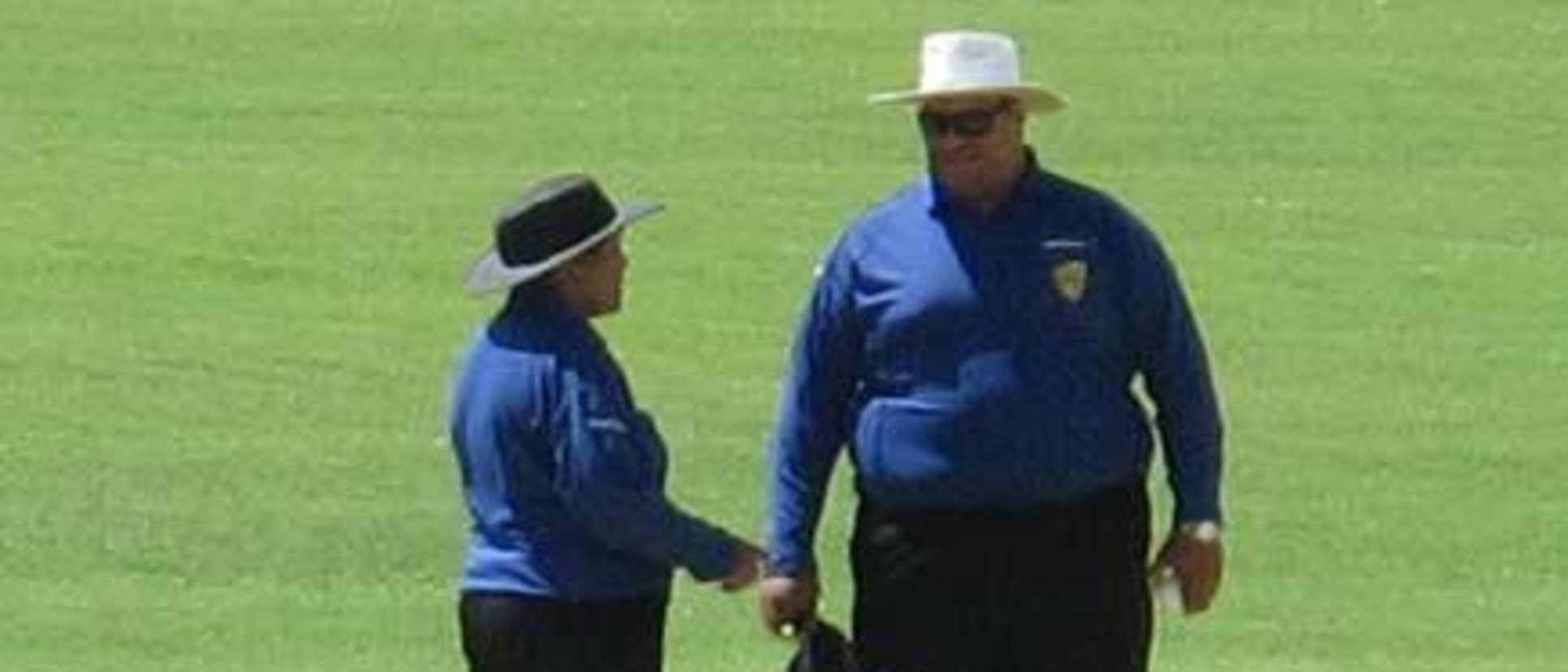 43231 Helen chats with fellow umpire Jamal Principi at Traeger Park