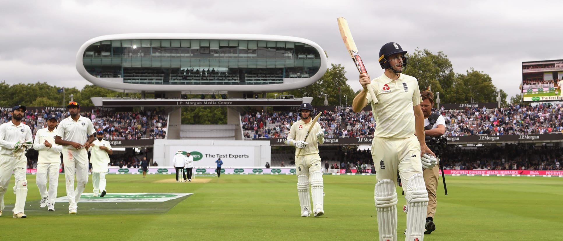 Woakes walks off