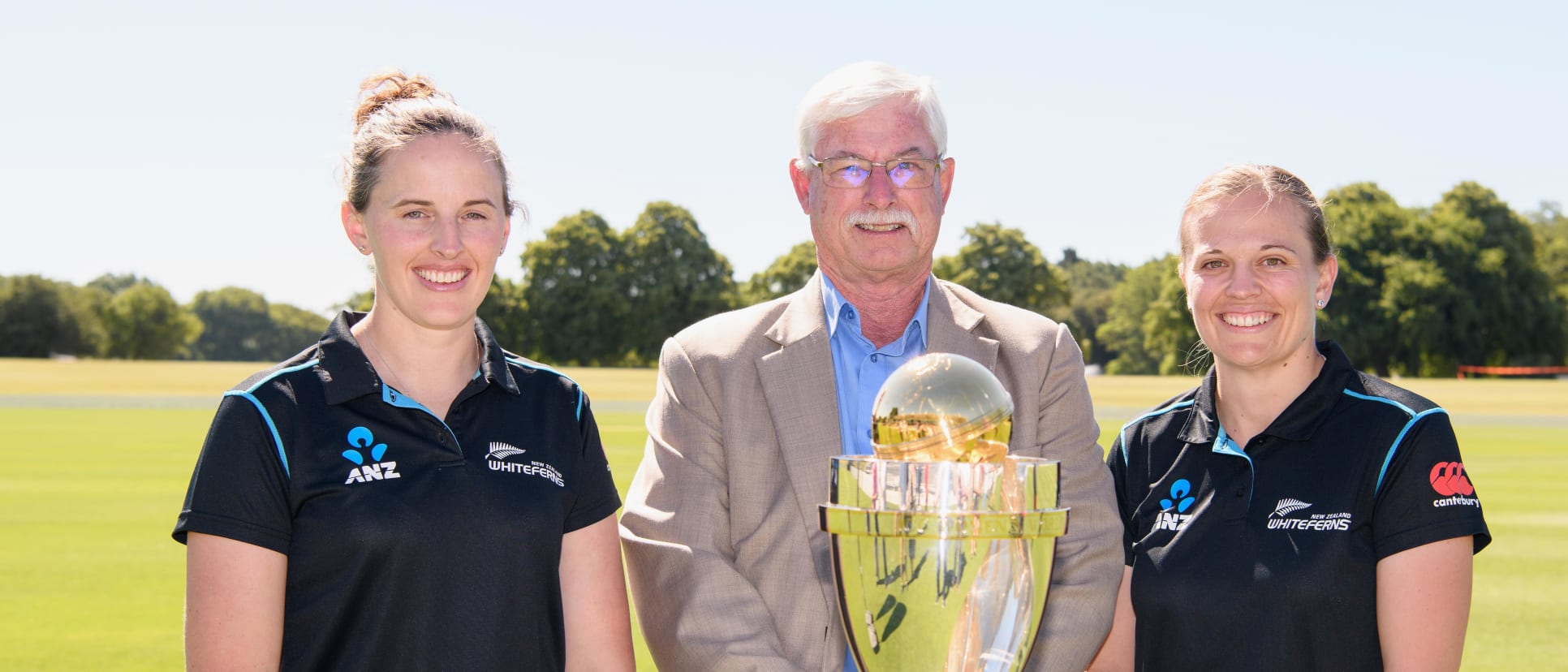 Amy Satterthwaite and Lea Tahuhu with Sir Richard Hadlee