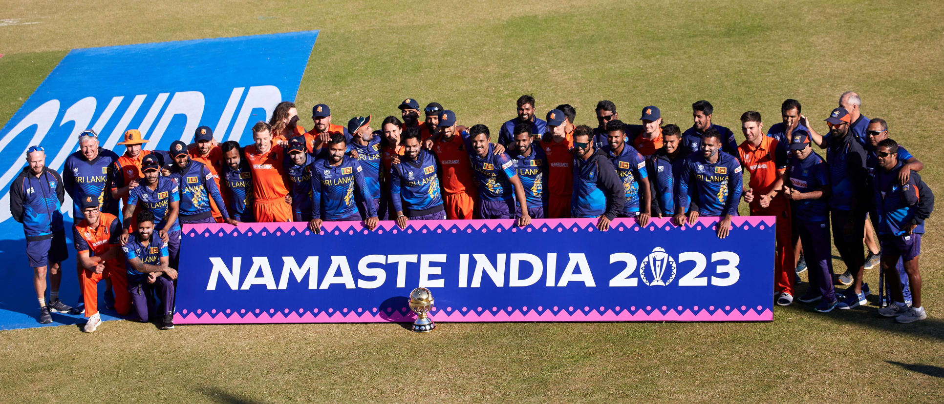 Players of Sri Lanka and Netherlands pose for a photo with the ICC Men´s Cricket World Cup Qualifier Trophy.