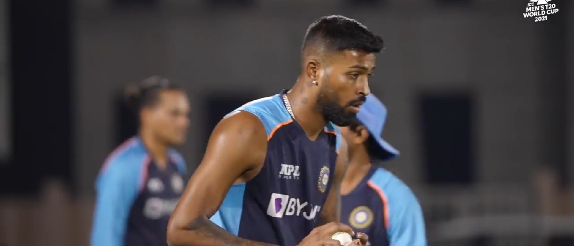 Hardik Pandya back bowling