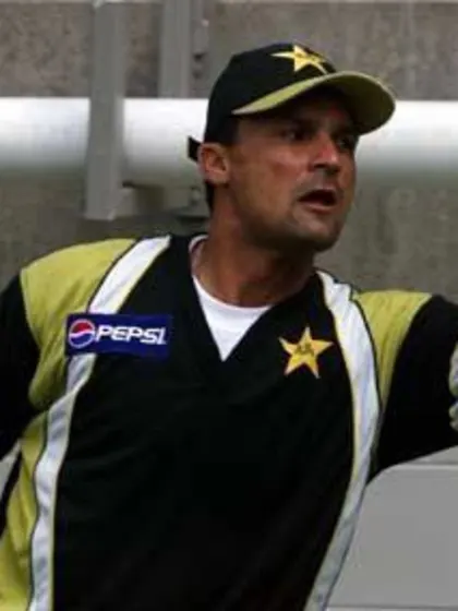 Moin Khan throws his weight behind Younus Khan