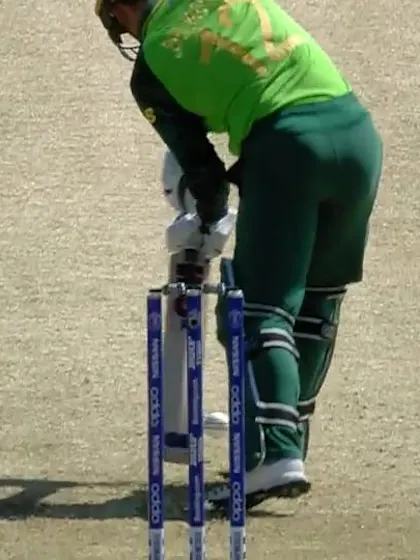 CWC19: SL v SA - Malinga bowls de Kock with a leg stump yorker