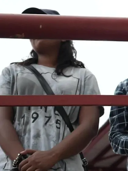 NZ v PAK: A lucky fan gets a souvenir from Sana Mir