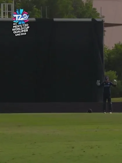 T20WCQ: SCO v OMA - Ali Evans is hit for six then removes Maqsood