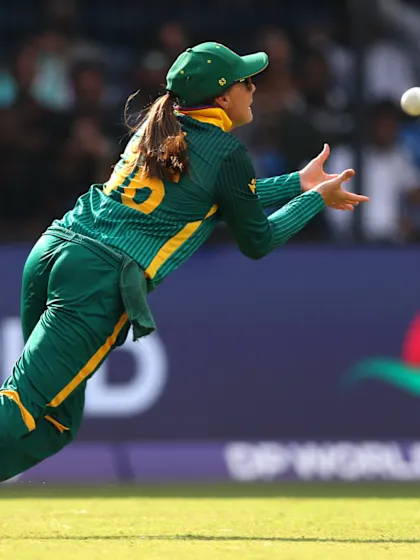 Sune Luus takes splendid diving grab to remove Melie Kerr | CWC25