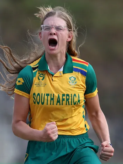 Faw Cowling brings up South Africa's first wicket with pin-point accuracy | U19WC 2025