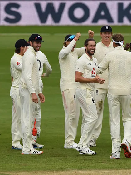 England close in on Australia