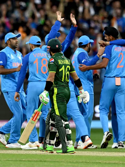 Logo of Rizwan holes out, Arshdeep has both openers! | India v Pakistan | T20WC 2022
