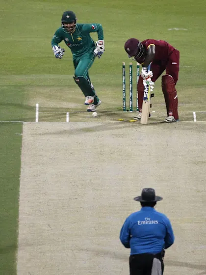 Imad, Malik star as Pakistan wins 3-0