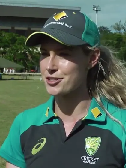 Women's Qualifier 2019 – EAP: Holly Ferling interacts with the teams