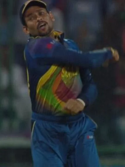 Dilshan's brilliant throw catches de Kock short