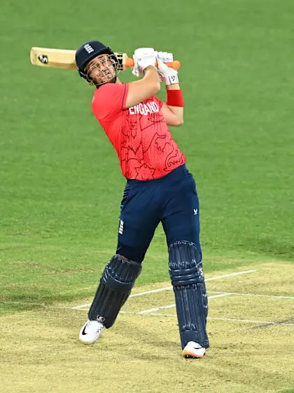 England breeze past Pakistan after going on six-hitting spree
