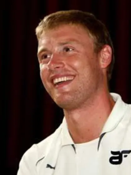 Flintoff may face knee operation