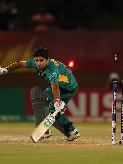 Australia launch title hunt with one-sided win against Pakistan