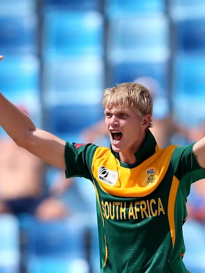 South Africa brush Pakistan aside in final