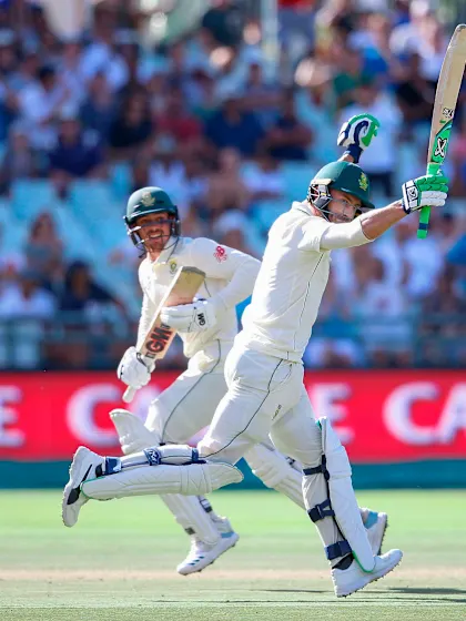 Du Plessis ton grinds down Pakistan