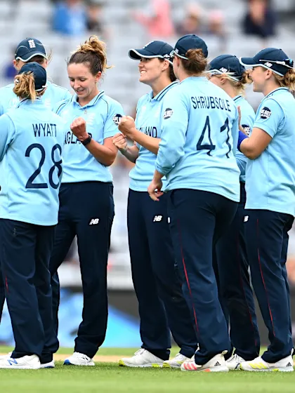 England hold on to keep World Cup chances alive