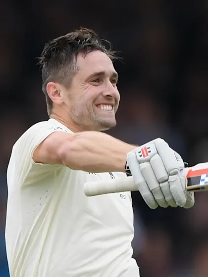 #OnTheUp: Dhoni's shower, Sri Lankan fans do it right