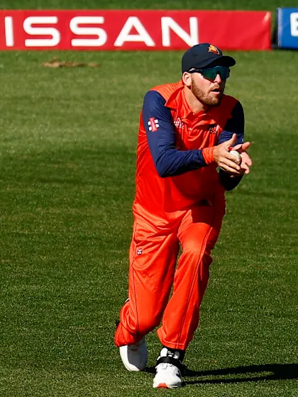 Logo of Paul van Meekeren takes a crucial catch to dismiss Jan Frylinck | T20WC 2022