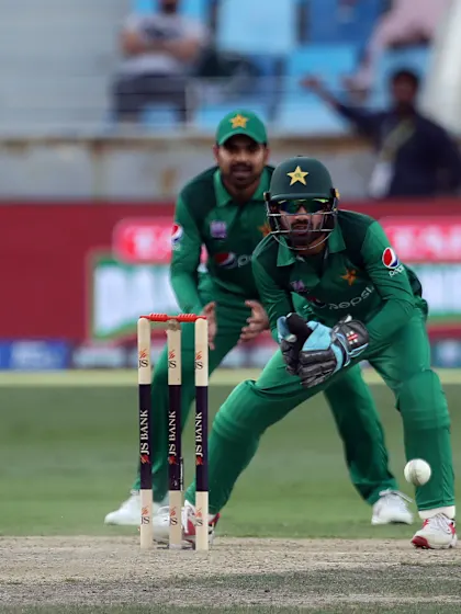 Maxwell, bowlers stun Pakistan to make it 4-0