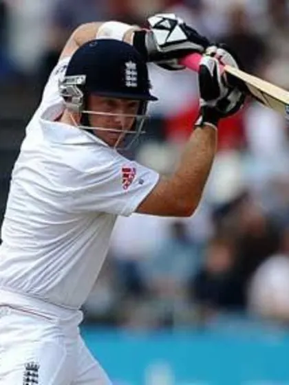 Reprieved Bell leads England into strong position