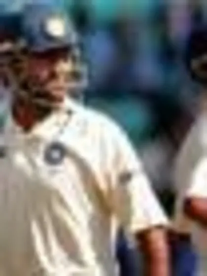 Dravid, Dhoni hand India the edge