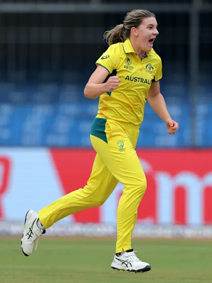 Sutherland gets a breakthrough in her first over | CWC25