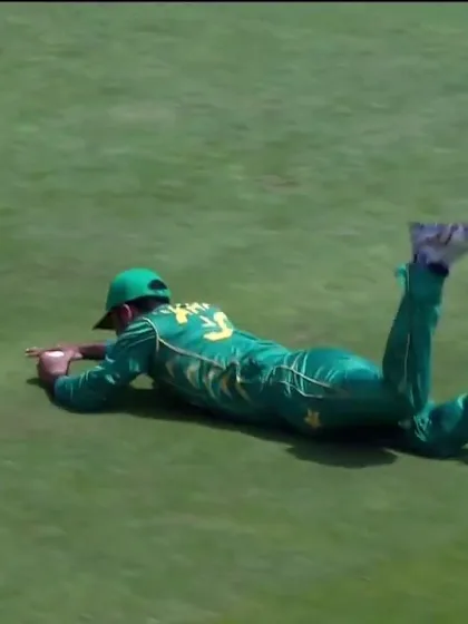 WICKET: Moeen Ali is dismissed by Junaid Khan for 11