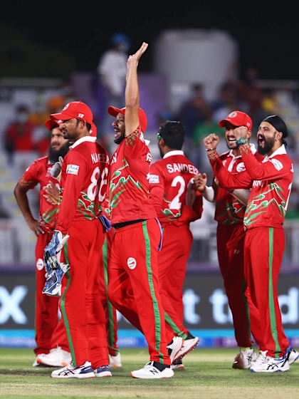 Khan traps Das in front after review