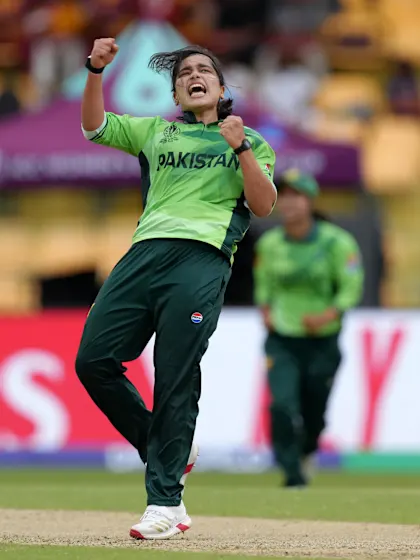 Sana gets the big wicket of Mandhana | CWC25