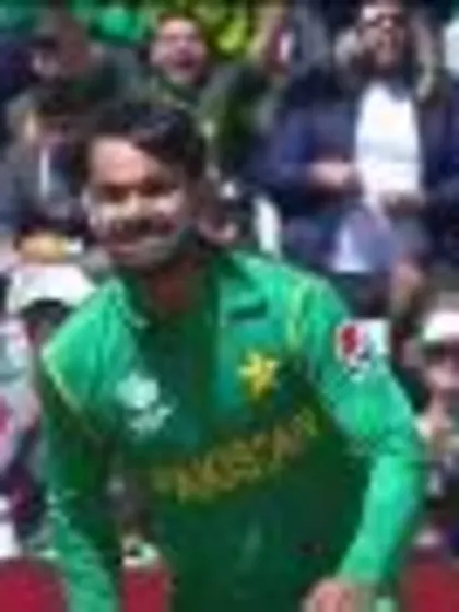 WICKET: Quinton de Kock is dismissed by Mohammad Hafeez for 33