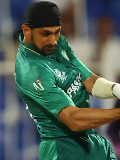 Shoaib Malik belts Pakistan's fastest ever T20I fifty
