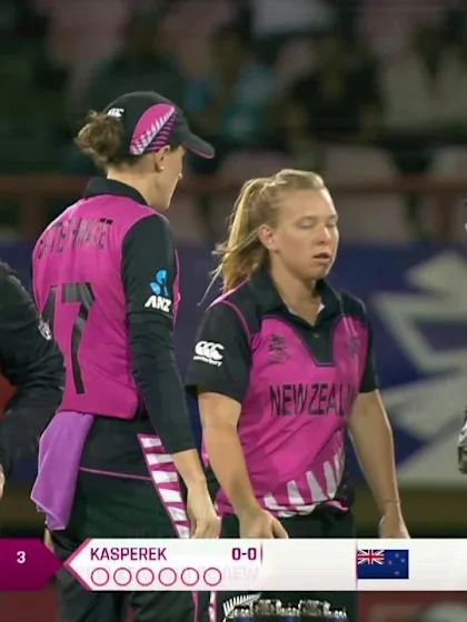 NZ v PAK: Ayesha gloves behind off Kasperek