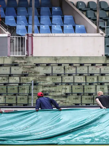 Du Plessis falls before rain holds sway