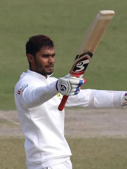 De Silva steers Sri Lanka to safety with splendid ton