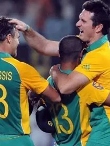 South Africa breathing down India's neck