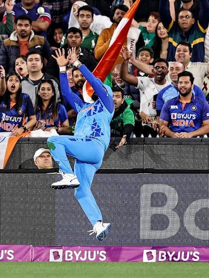 Desperate leap can't deny Iftikhar Ahmed third six in four balls | T20WC 2022